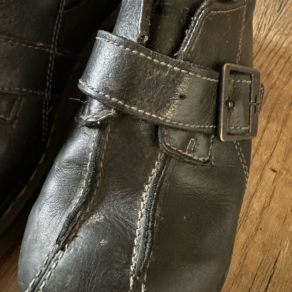 Doc Martens size 8 black vintage style (as in these are 20 + years old ) 😝 - Picture 2 of 6